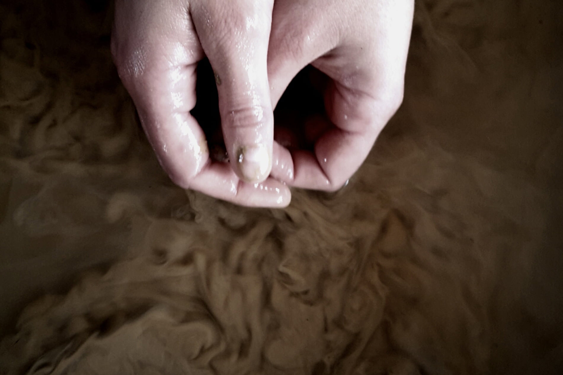Des mains dans l'eau et la terre