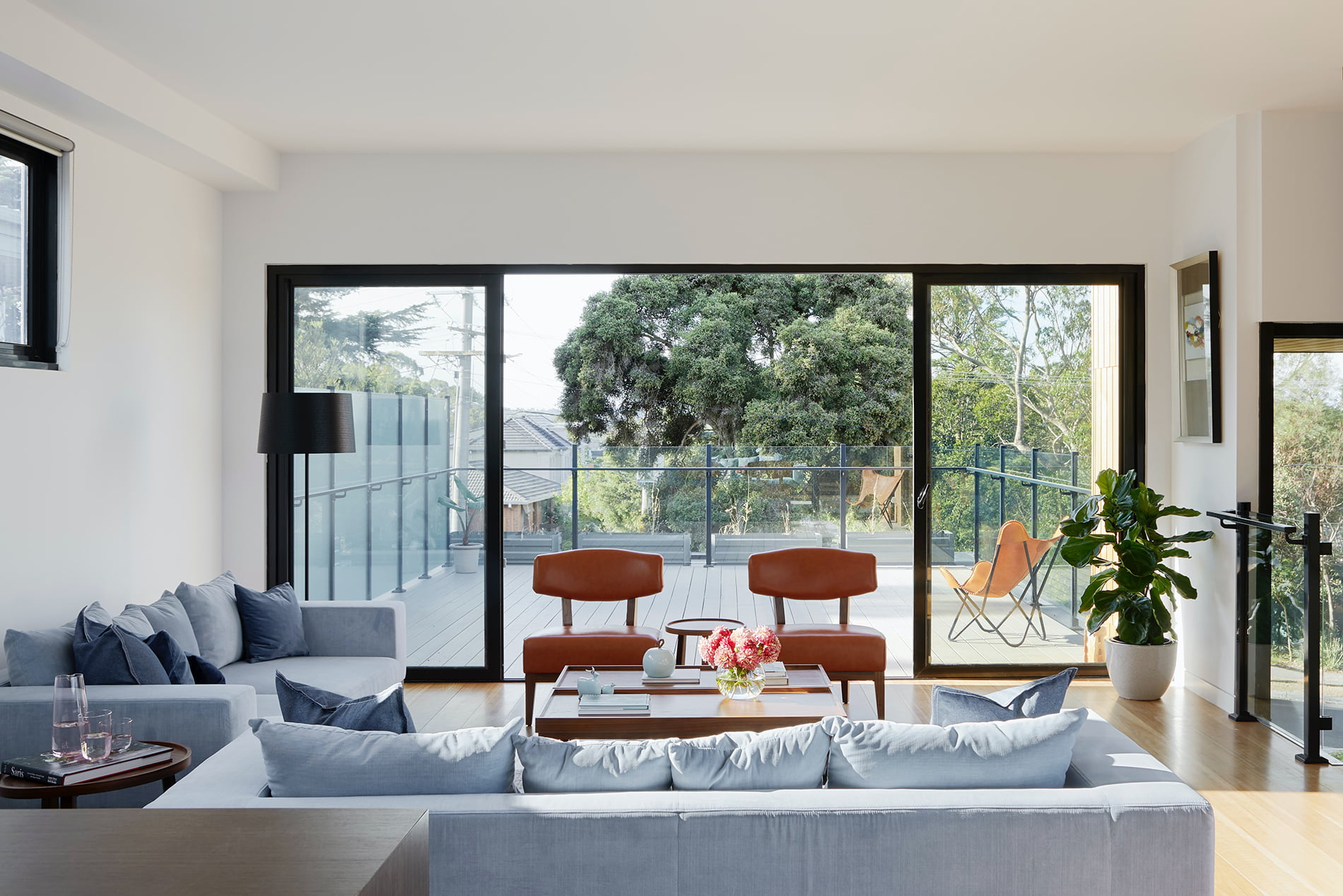 Aménagement intérieur d'un appartement avec salon ouvert sur un balcon